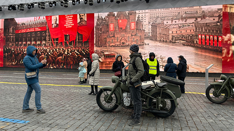 Người dân hào hứng tham quan và chụp ảnh với các hiện vật. (Ảnh: THÙY VÂN)