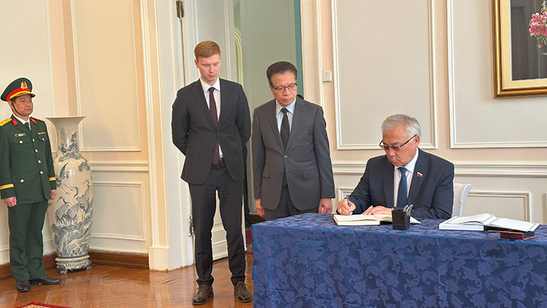 Phó Chủ nhiệm Ủy ban về các vấn đề quốc tế Hội đồng liên bang (Thượng viện), Thượng nghị sĩ Damsuev Baiakhalanovik ghi sổ tang.