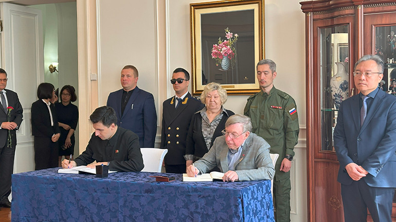 Đại diện Ủy ban Quỹ Hòa bình Xô Viết ghi sổ tang.