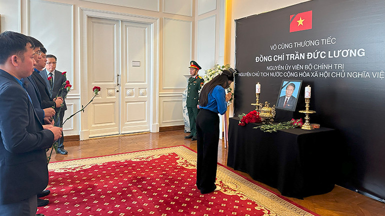 Đại diện Đoàn Thanh niên cộng sản Hồ Chí Minh vào viếng.