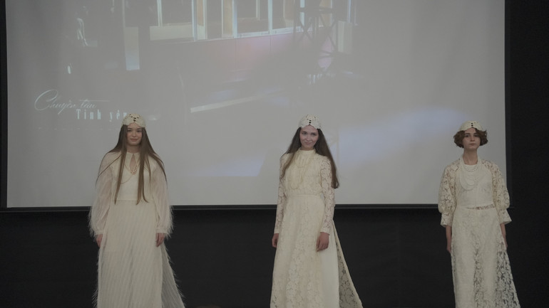 Các sinh viên Nga tham gia biểu diễn thời trang áo dài