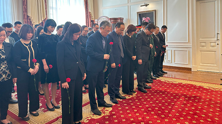 Đại sứ Đặng Minh Khôi cùng cán bộ Đại sứ quán và các cơ quan bên cạnh Đại sứ quán viếng nguyên Chủ tịch nước Trần Đức Lương.