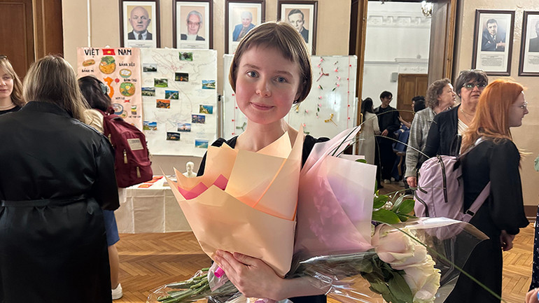 Bạn Makarova Ekaterina viết kịch sự tích"Trời và Đất" bằng tiếng Việt. (Ảnh: THÙY VÂN) Bạn Makarova Ekaterina viết kịch sự tích"Trời và Đất" bằng tiếng Việt. (Ảnh: THÙY VÂN)