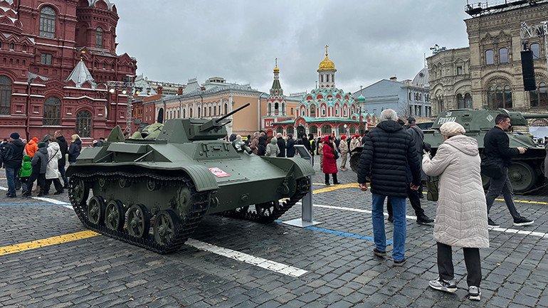 Các thiết bị quân sự được trưng bày tại triển lãm. (Ảnh: THÙY VÂN)