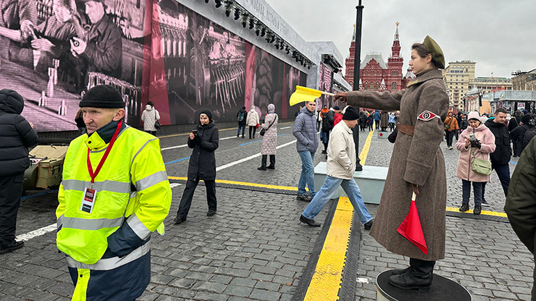 Tái hiện các nữ kiểm soát viên giao thông thời chiến. (Ảnh: THÙY VÂN)