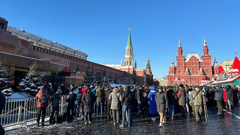 Rất đông người xếp hàng chờ đặt hoa tưởng niệm Lenin. (Ảnh: Thùy Vân)