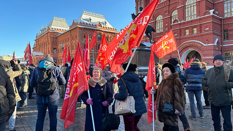 Đoàn đại biểu tập trung trước Quảng trường Đỏ. Ảnh: (THÙY VÂN)