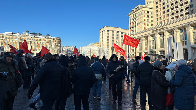 Thời tiết -15 độ nhưng rất nhiều người đến dự lễ kỷ niệm. (Ảnh: THÙY VÂN)