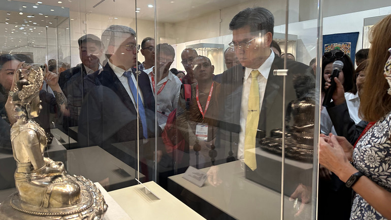 Các đại biểu tìm hiểu về Phật giáo trong khuôn khổ các hoạt động của diễn đàn. (Ảnh: THUỲ VÂN)