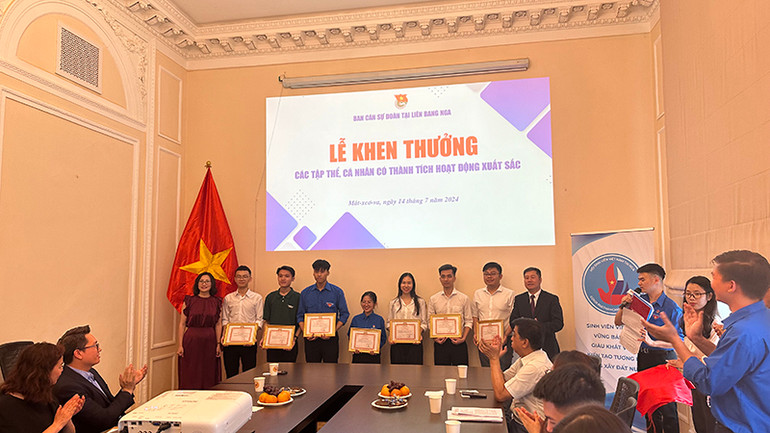 Lễ khen thưởng các cá nhân và tập thể có thành tích xuất sắc trong công tác Đoàn và phong trào thanh niên tại Nga năm 2023. (Ảnh: THÙY VÂN)