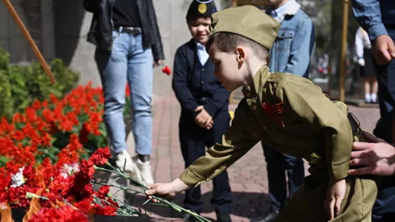 Để tưởng nhớ những người bảo vệ Tổ quốc đã hy sinh, người dân Nga đã đặt hoa tại các đài tưởng niệm ở thành phố của họ. (Ảnh: RIA Novosti)