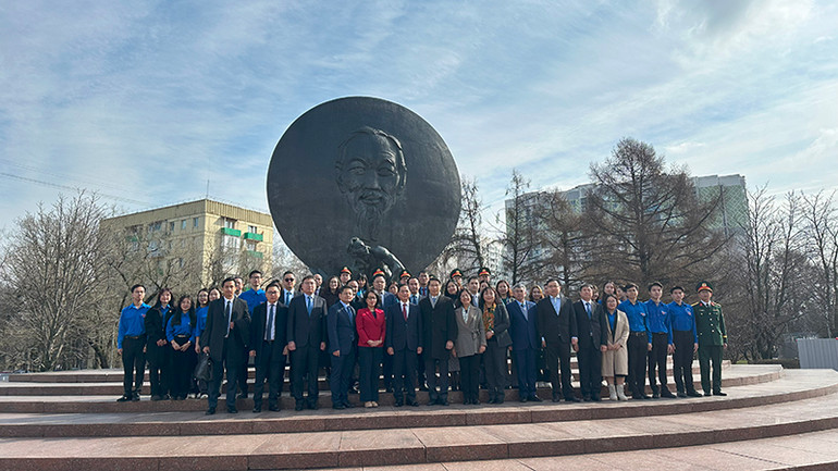 Phó Thủ tướng, Bộ trưởng Ngoại giao Bùi Thanh Sơn chụp ảnh lưu niệm cùng cán bộ Đại sứ quán, các cơ quan bên cạnh Đại sứ quán, Đoàn thanh niên, Hội sinh viên Việt Nam tại Nga. (Ảnh: THÙY VÂN)