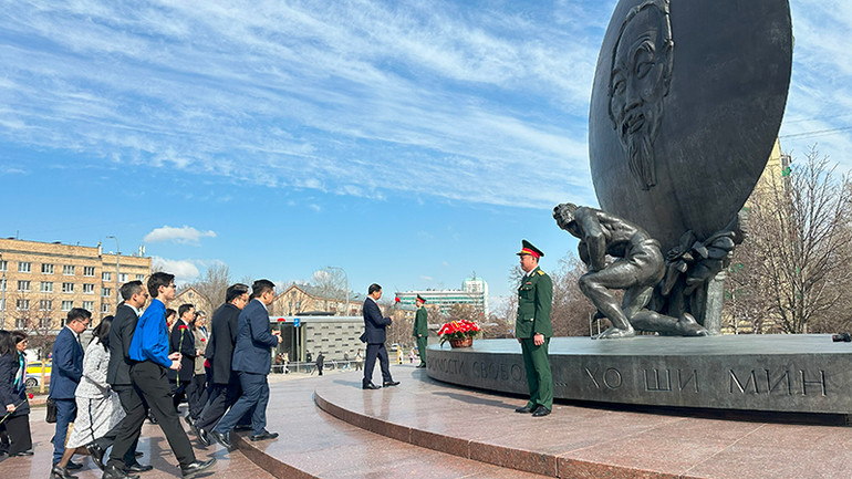 Phó Thủ tướng, Bộ trưởng Ngoại giao Bùi Thanh Sơn và đoàn công tác dâng hoa tại Tượng đài Chủ tịch Hồ Chí Minh tại thủ đô Moskva. (Ảnh: THÙY VÂN)