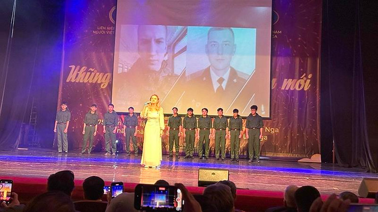 Nữ ca sĩ Oskana Ivanova. (Ảnh: Thùy Vân) Nữ ca sĩ Oskana Ivanova. (Ảnh: Thùy Vân)