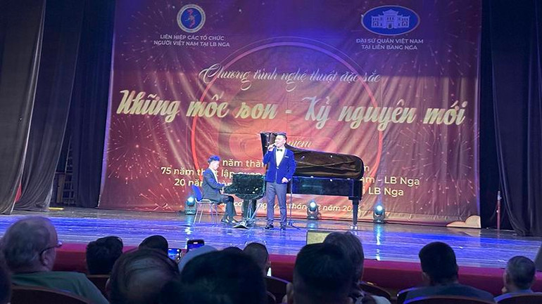 Ca sĩ Khắc Hòa trình bày bài hát Nga "Chiếc khăn quàng màu xanh". (Ảnh: Thùy Vân) Ca sĩ Khắc Hòa trình bày bài hát Nga "Chiếc khăn quàng màu xanh". (Ảnh: Thùy Vân)