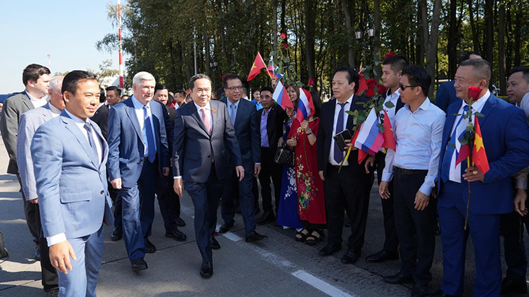 Đại sứ Đặc mệnh toàn quyền Việt Nam tại Liên bang Nga Đặng Minh Khôi, đông đảo cán bộ, nhân viên Đại sứ quán ra đón Chủ tịch Quốc hội. (Ảnh: XUÂN HƯNG)