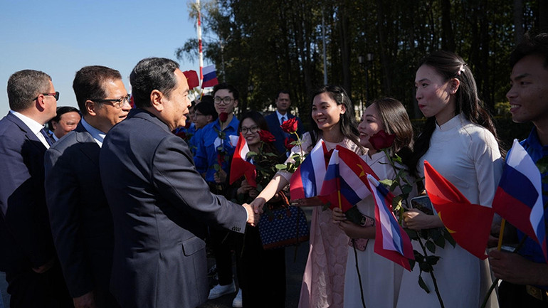 Ra đón Chủ tịch Quốc hội còn có đại diện bà con kiều bào Việt Nam tại Liên bang Nga. (Ảnh: XUÂN HƯNG)