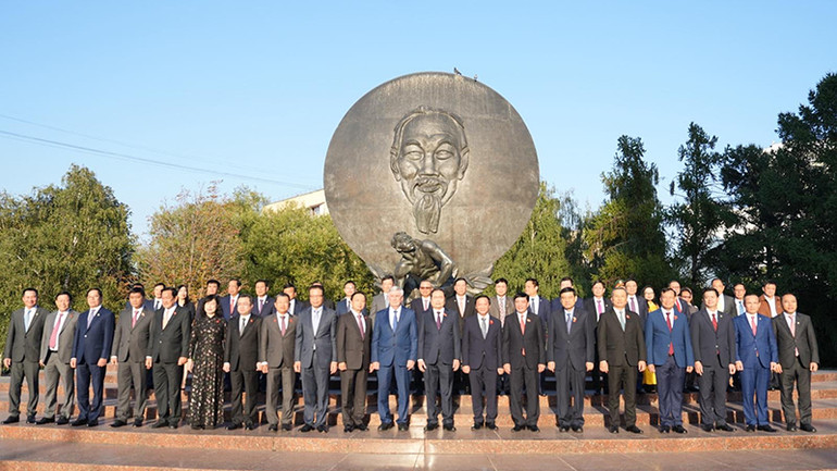 Đoàn công tác chụp ảnh lưu niệm. (Ảnh: XUÂN HƯNG)