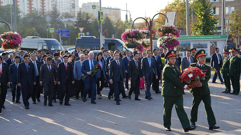 Phó Chủ tịch thứ nhất Duma Quốc gia Liên bang Nga I.I. Melnikov cùng đến dâng hoa tại Tượng đài Chủ tịch Hồ Chí Minh. (Ảnh: XUÂN HƯNG)