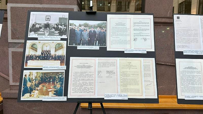 Các tư liệu trưng bày tại triển lãm. (Ảnh: THÙY VÂN)