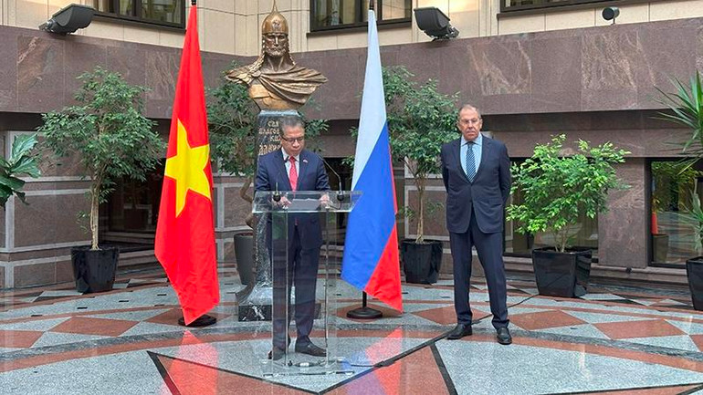 Đại sứ Đặng Minh Khôi phát biểu tại triển lãm. (Ảnh: THÙY VÂN)