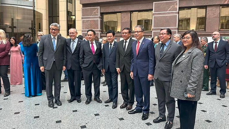 Đại sứ các nước ASEAN chụp ảnh lưu niệm tại triển lãm. (Ảnh: THÙY VÂN)