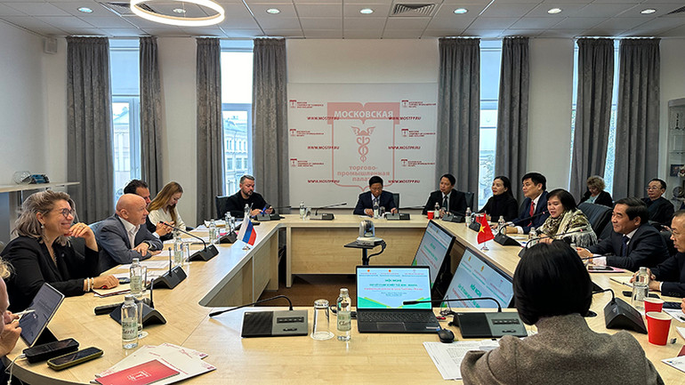 Hai bên trao đổi thông tin và giới thiệu về tiềm năng của địa phương. (Ảnh: THÙY VÂN)