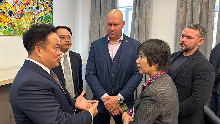 Các doanh nghiệp trao đổi, kết nối hợp tác. (Ảnh: THÙY VÂN)