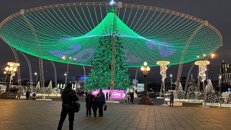 Cây thông trước Công viên Gorky thay đổi đủ màu sắc. Cây thông trước Công viên Gorky thay đổi đủ màu sắc.