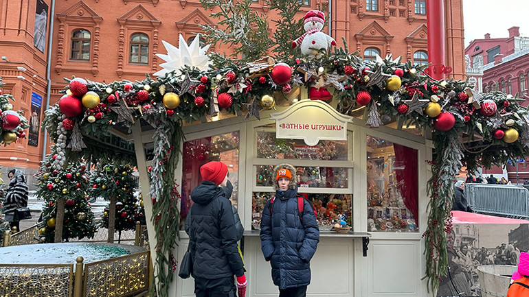 Một gian hàng bán đồ chơi dân gian trong Hội chợ. Một gian hàng bán đồ chơi dân gian trong Hội chợ.