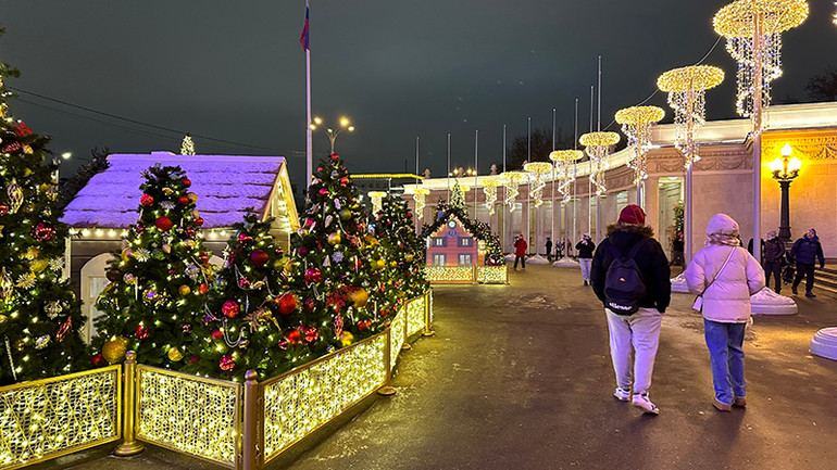 Nhiều bạn trẻ đi dạo đêm trong bầu không khí cuối năm. Nhiều bạn trẻ đi dạo đêm trong bầu không khí cuối năm.