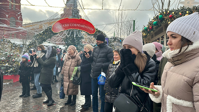 Người dân Moskva xem các tiết mục biểu diễn ngoài đường phố. Người dân Moskva xem các tiết mục biểu diễn ngoài đường phố.