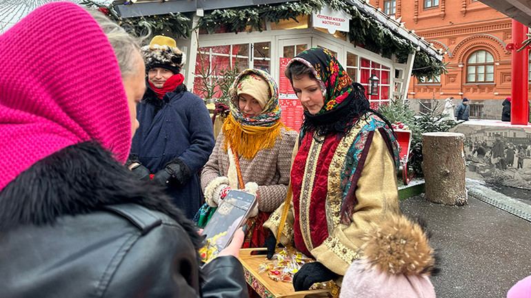 Những người phụ nữ bán kẹo mặc đồ dân tộc truyền thống. Những người phụ nữ bán kẹo mặc đồ dân tộc truyền thống.