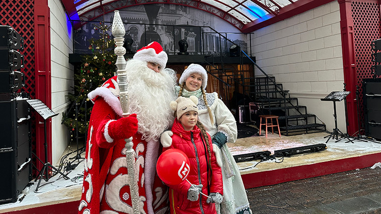 Ông già tuyết luôn được các bạn nhỏ yêu thích chụp ảnh cùng. Ông già tuyết luôn được các bạn nhỏ yêu thích chụp ảnh cùng.