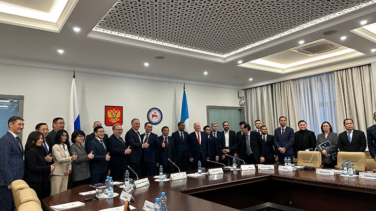 Ban tổ chức chụp ảnh cùng đại diện các đoàn đăng ký tham dự Thế vận hội. (Ảnh: THÙY VÂN)