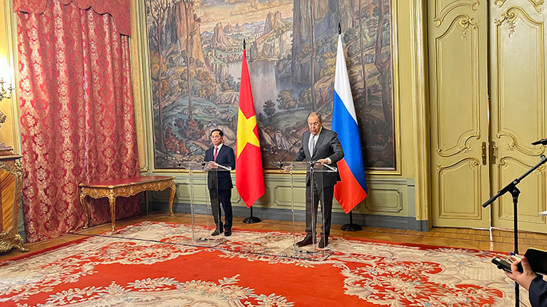 Phó Thủ tướng, Bộ trưởng Ngoại giao Bùi Thanh Sơn và Bộ trưởng Ngoại giao Sergey Lavrov tiến hành họp báo.(Ảnh: XUÂN HƯNG)