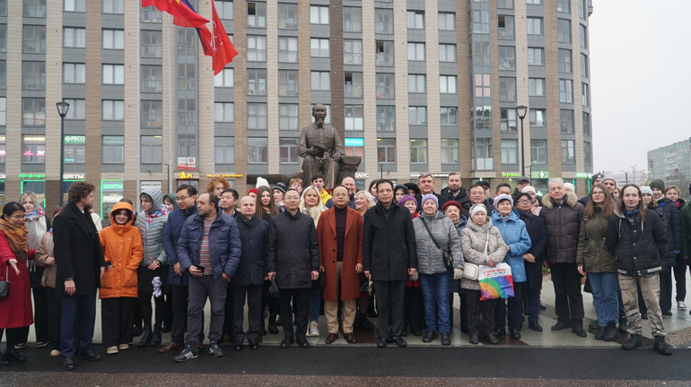Đông đảo nhân dân Saint Petersburg đến tham dự lễ dâng hoa tại tượng đài Bác Hồ. (Ảnh: Thùy Vân)