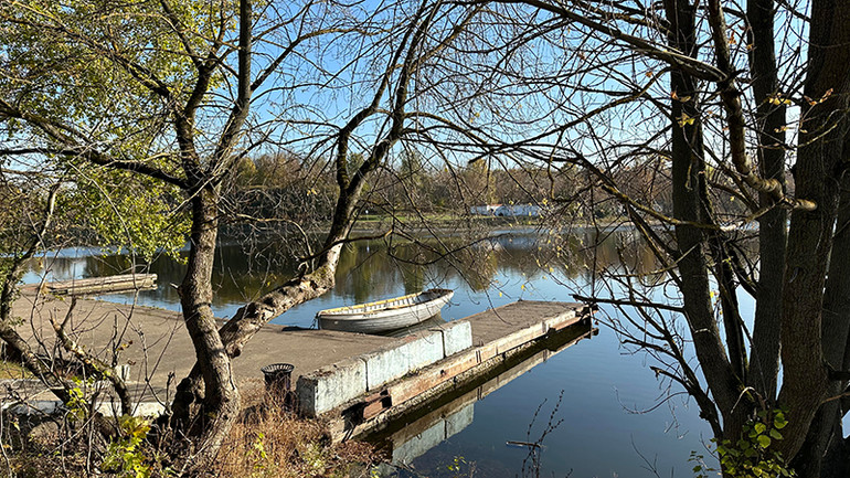 Hồ nước trong khu Kremli Izmailovo tĩnh lặng khiến cảm giác như thời gian ngừng trôi.