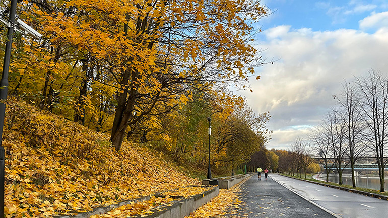 Nhiệt độ dao động trong khoảng từ 5-10 độ C nên các hoạt động thể thao ngoài trời vẫn diễn ra nhộn nhịp. Đây cũng là thời điểm đẹp trong năm để mọi người tận hưởng không gian ngoài trời trước khi bước vào mùa đông lạnh giá kéo dài.