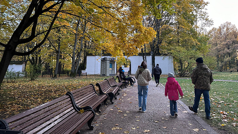Trẻ em Nga đang vào kỳ nghỉ thu. Các em nhỏ được bố mẹ đưa đi chơi trong thời tiết dễ chịu của mùa thu.