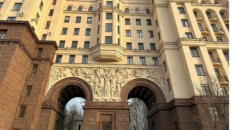 Những bức phù điêu khổ lớn trang trí cho các tòa nhà (Ảnh: THÙY VÂN) Những bức phù điêu khổ lớn trang trí cho các tòa nhà (Ảnh: THÙY VÂN)