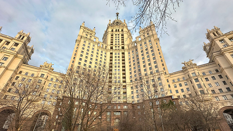 Tòa nhà trên bờ kè Kotelnicheskaya (Ảnh: THÙY VÂN) Tòa nhà trên bờ kè Kotelnicheskaya (Ảnh: THÙY VÂN)