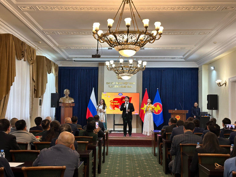 Các bạn trẻ hát những bài hát ca ngợi quê hương đất nước. (Ảnh: THÙY VÂN)