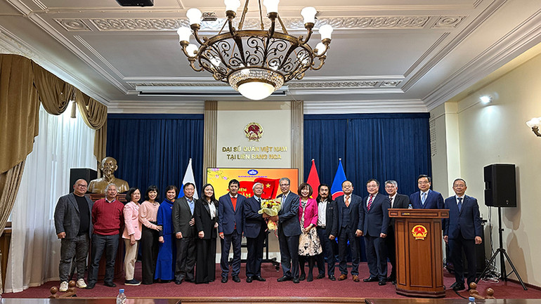 Đại diện Hội Văn học nghệ thuật Việt Nam tại Nga chụp ảnh lưu niệm cùng Đại sứ và cán bộ Đại sứ quán. (Ảnh: THÙY VÂN)