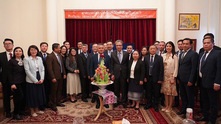 Cán bộ hai Đại sứ quán chụp ảnh lưu niệm nhân dịp Tết cổ truyền của Lào. (Ảnh: THÙY VÂN)