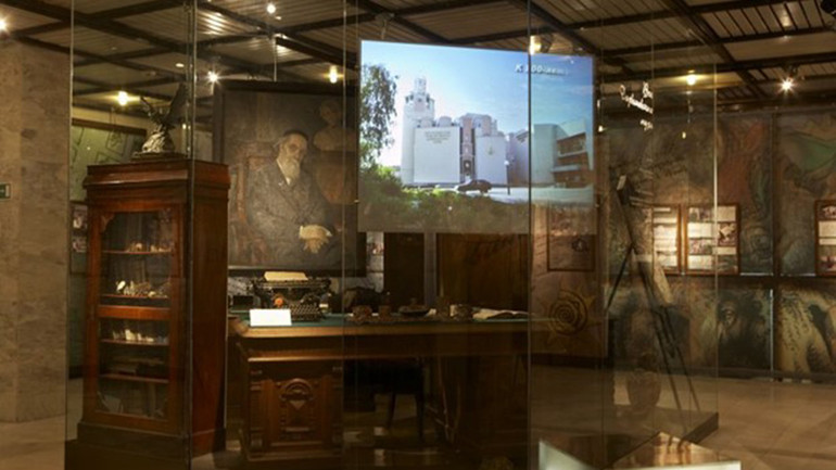 Phục dựng lại bàn làm việc của Darwin. (Ảnh: Thùy Vân)