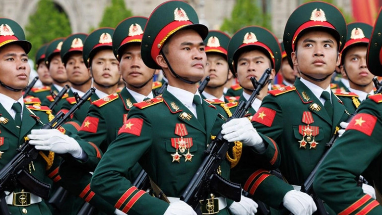 Các sĩ quan, học viên của Trường Sĩ quan Lục quân 1 Việt Nam tham gia duyệt binh trên Quảng trường Đỏ. (Ảnh: RIA Novosti)