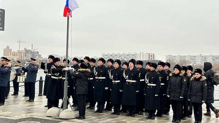 Lễ hạ cờ trên bến sông Bắc. (Ảnh: THÙY VÂN) Lễ hạ cờ trên bến sông Bắc. (Ảnh: THÙY VÂN)