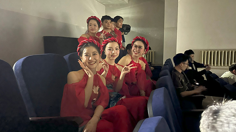 Các sinh viên Việt Nam tích cực tham gia các hoạt động văn hóa của nhà trường. (Ảnh: THÙY VÂN)