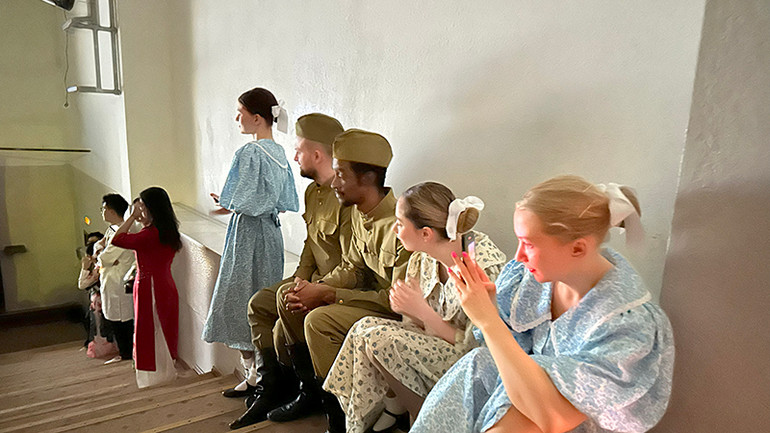 Các bạn sinh viên quốc tế cùng tham gia chương trình. (Ảnh: THÙY VÂN)